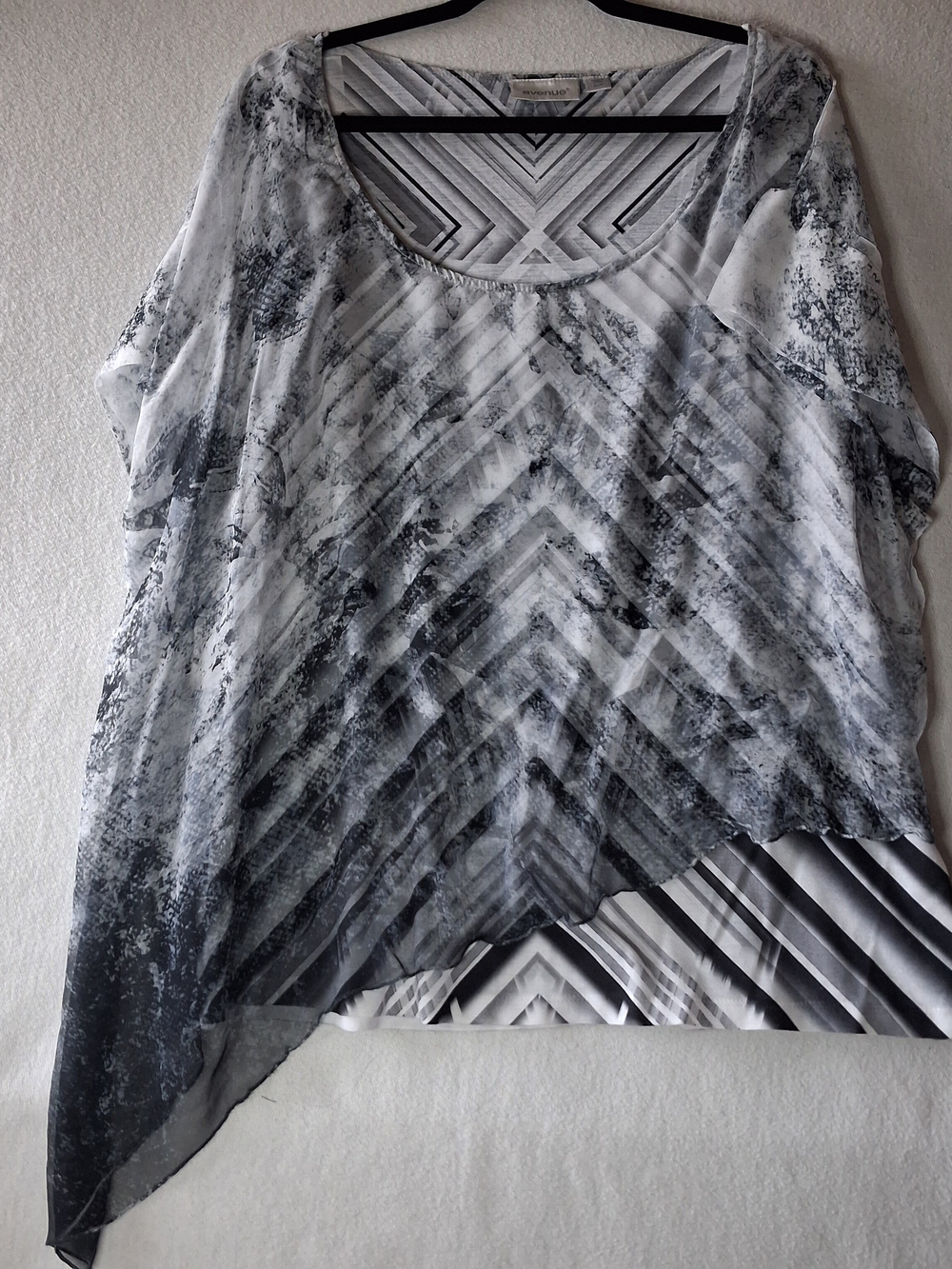 Avenue Gray & Charcoal Geometric Striped Top